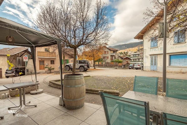 Charmant et chaleureux café bar restaurant à Borzuat 8