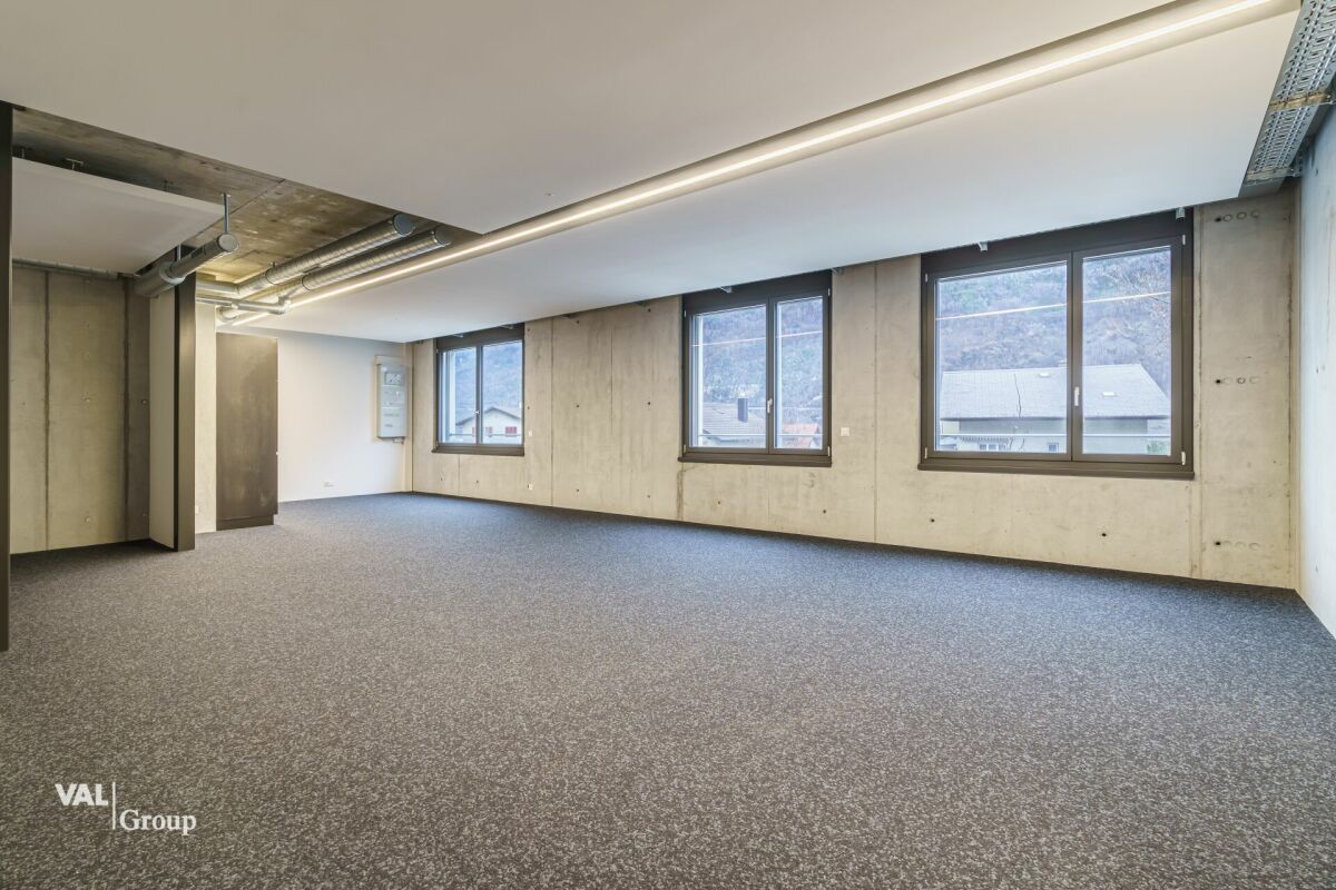 Service center in an excellent location with versatile usage possibilities