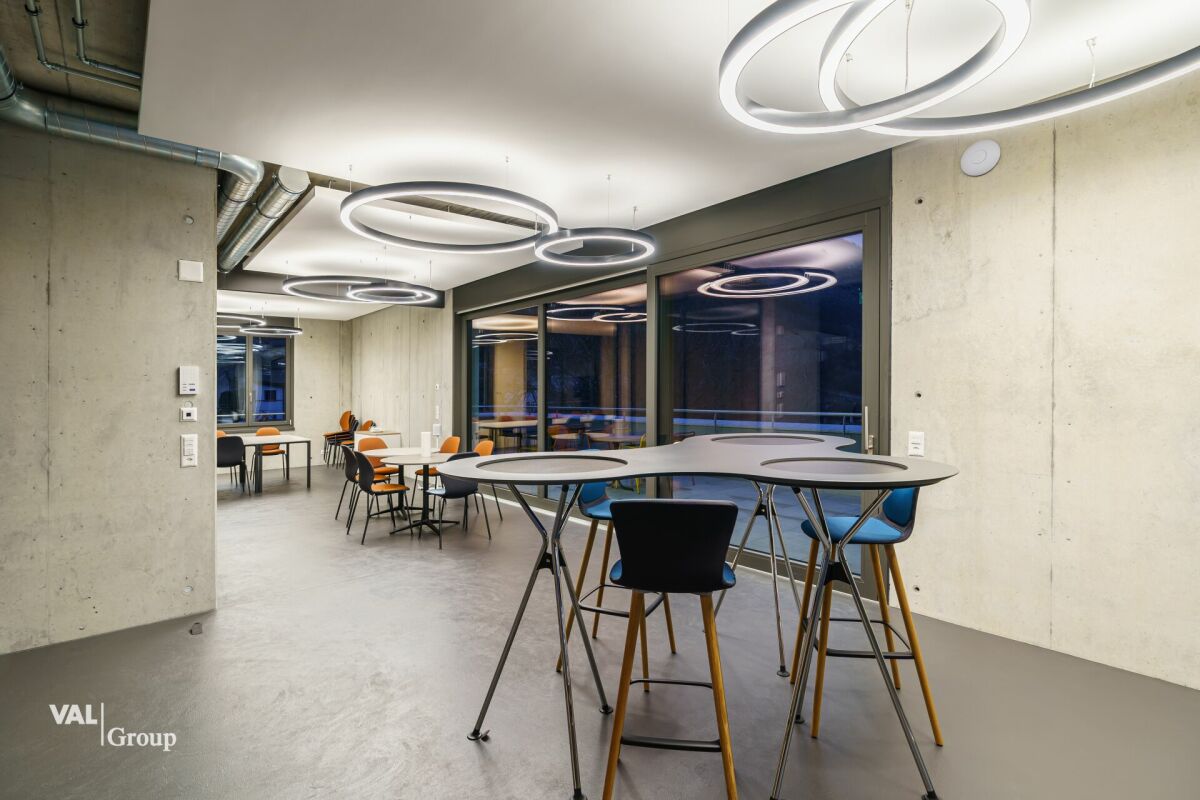 Service center in an excellent location with versatile usage possibilities