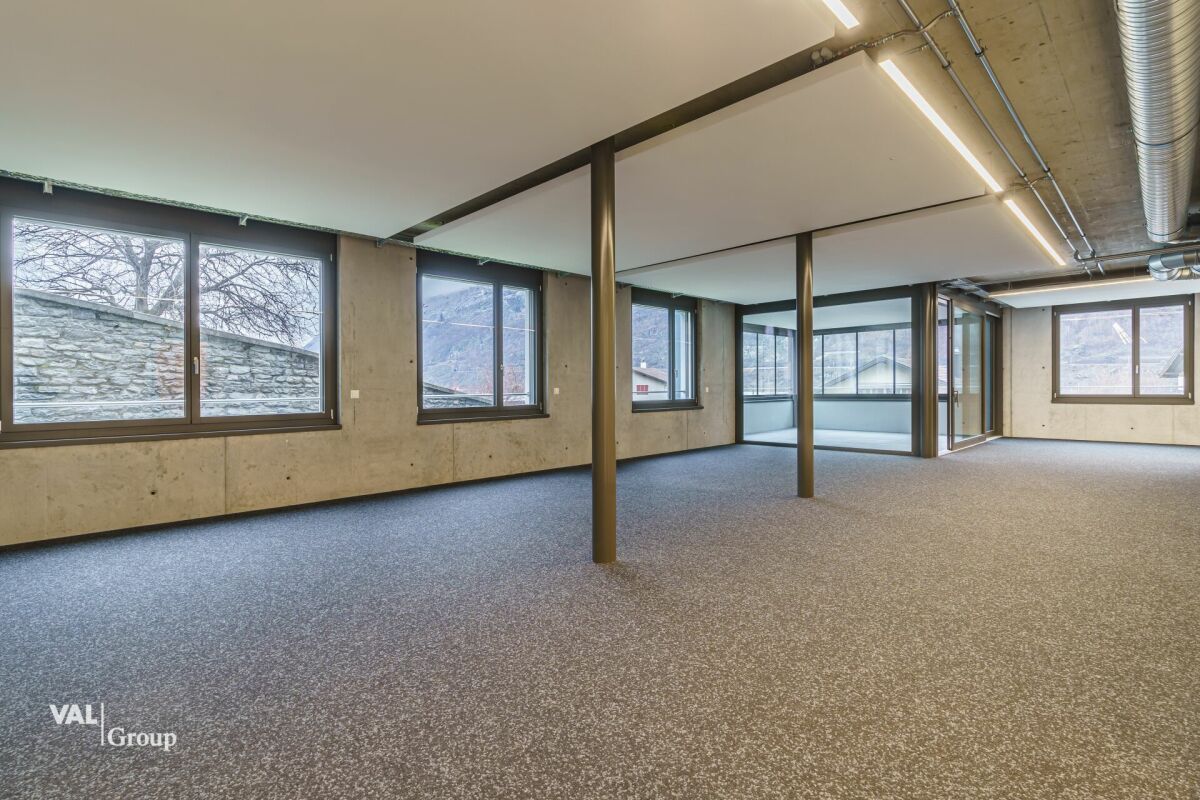 Service center in an excellent location with versatile usage possibilities
