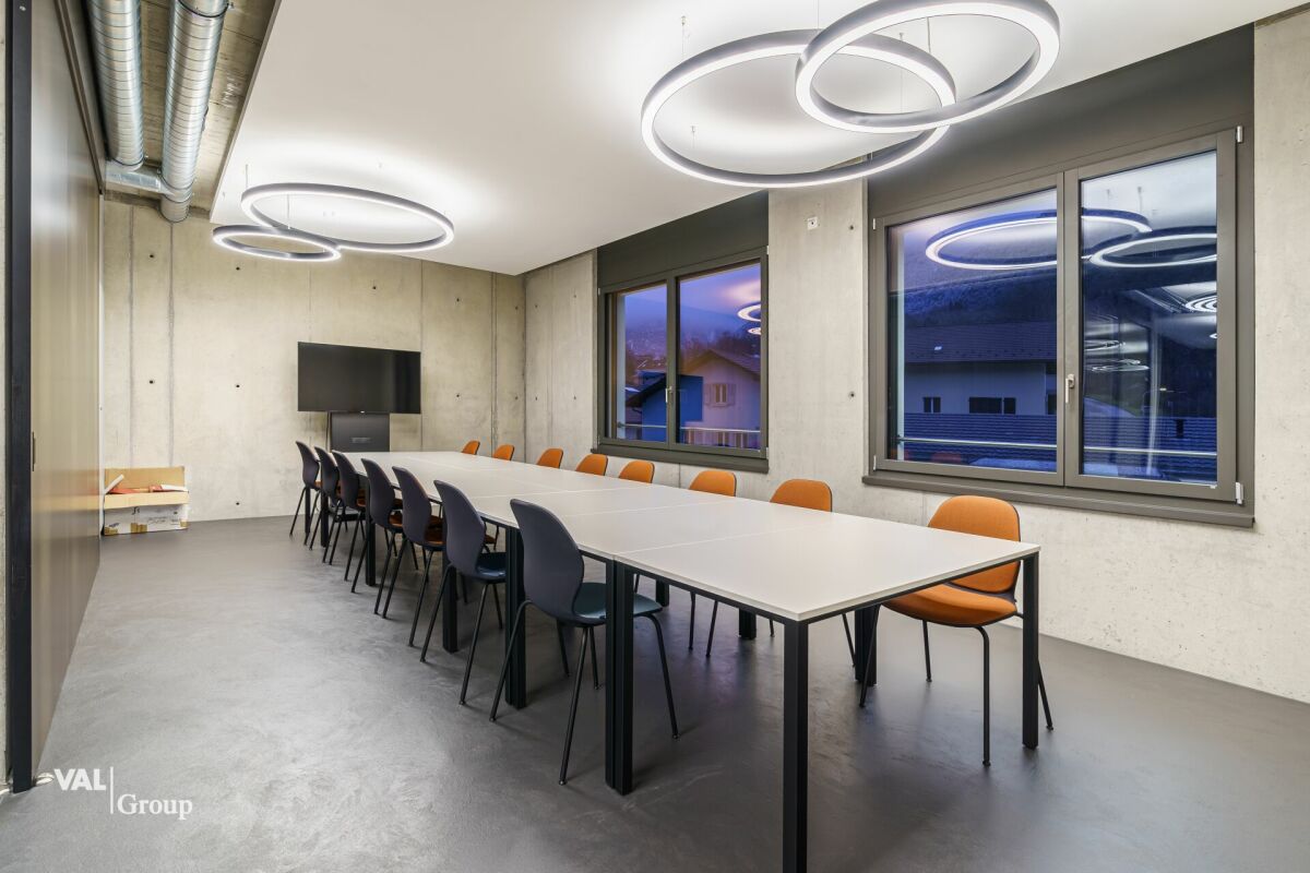 Service center in an excellent location with versatile usage possibilities