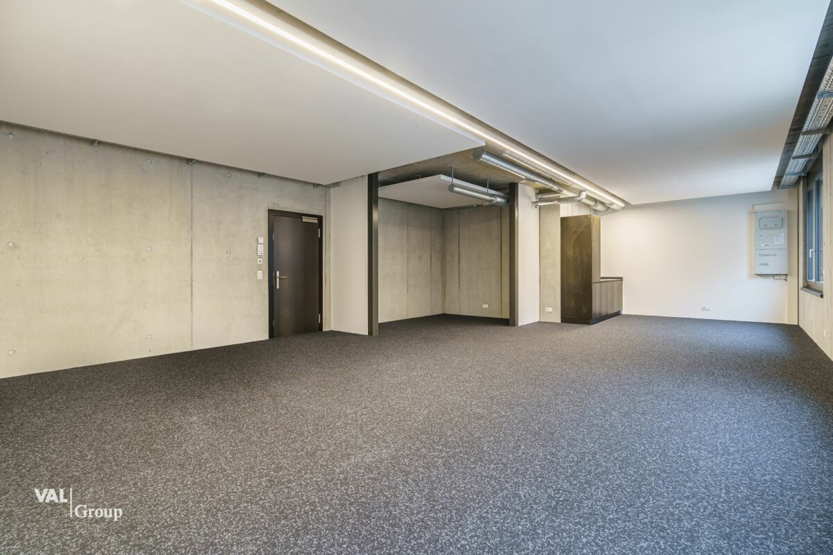 Service center in an excellent location with versatile usage possibilities