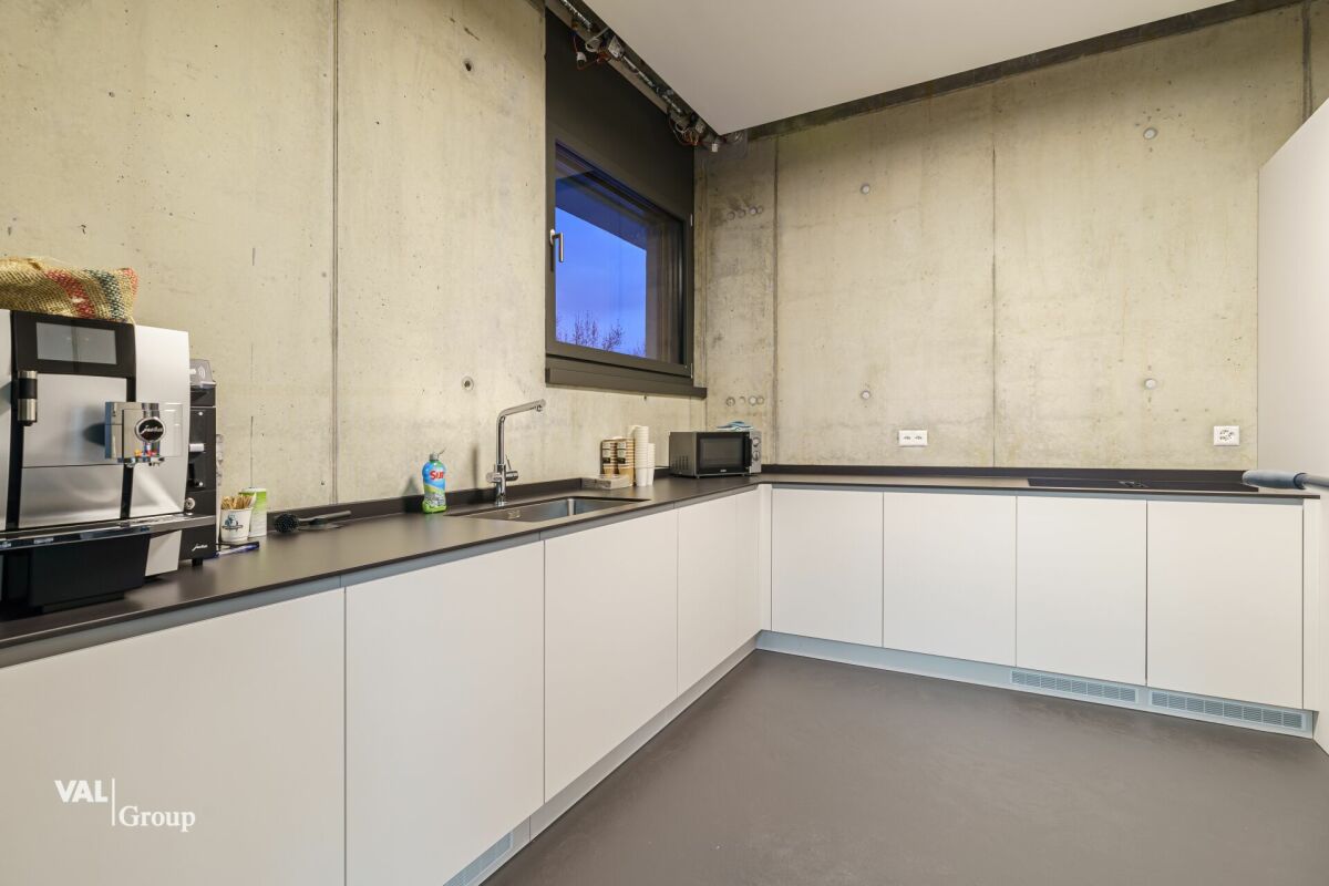 Service center in an excellent location with versatile usage possibilities