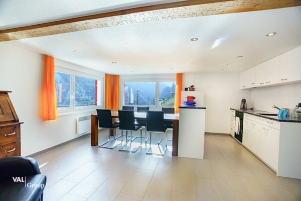 Umfassend renovierte Wohnung mit spektakulärer Aussicht und historischem Flair 8