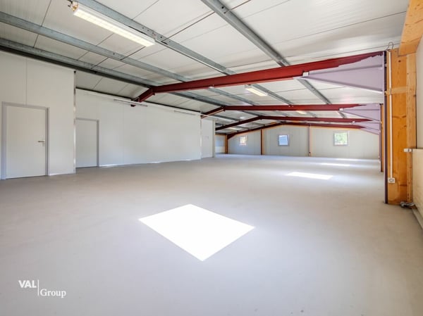 Halle commerciale moderne avec rendement attractif 9