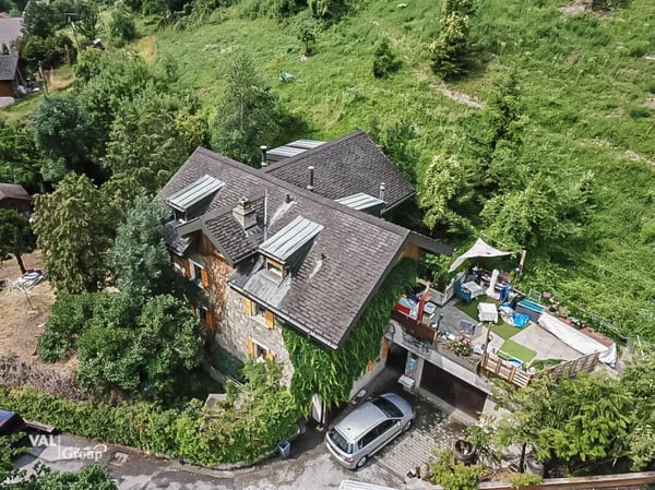 Maison villageoise de deux appartements, avec dépendances, à quelques pas de Sion 2