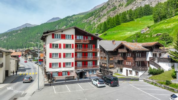Investitionsmöglichkeit im Herzen des Saastals - Hotel oder bewilligte Zweitwohnungen in Saas-Grund 1