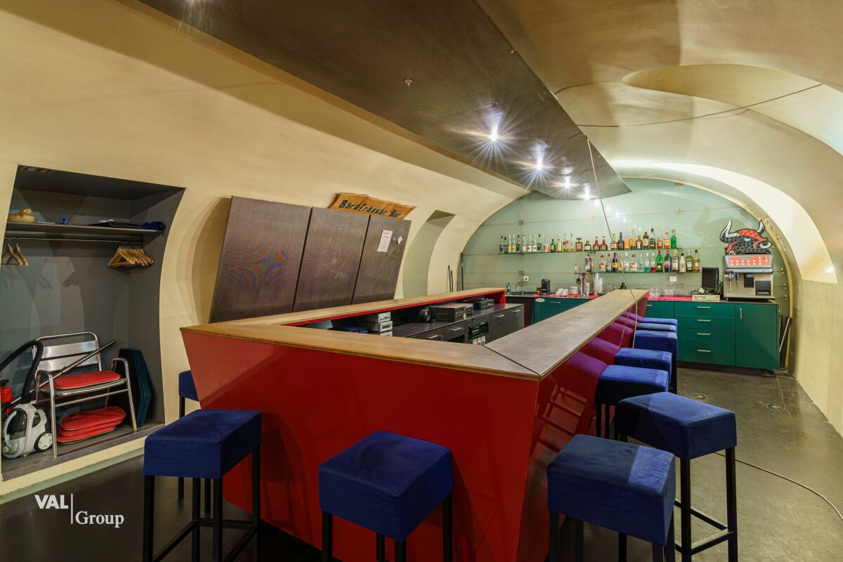 Locali di bar affascinanti in una posizione molto frequentata