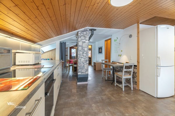 Mehrfamilienhaus mit 1 grosszügigen Wohneinheiten 2