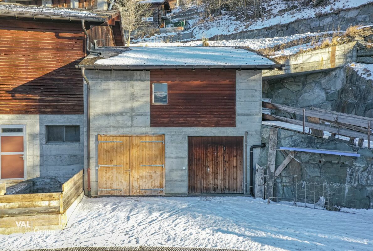Stalla, fienile e garage in una bella posizione