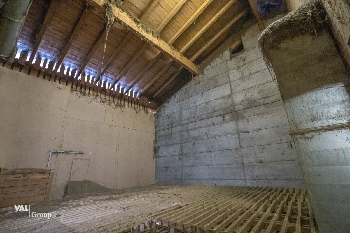 Stalla, fienile e garage in una bella posizione