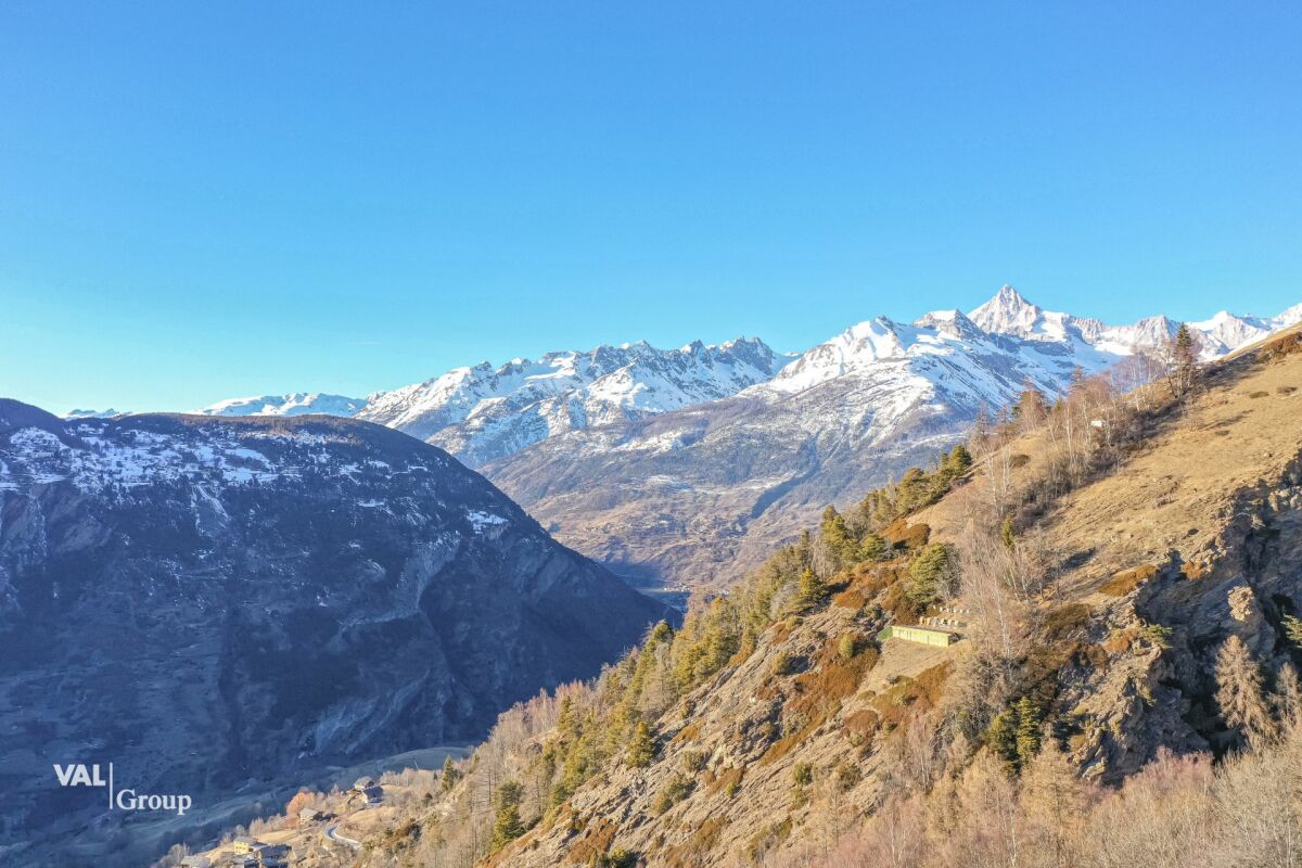 Stalla, fienile e garage in una bella posizione