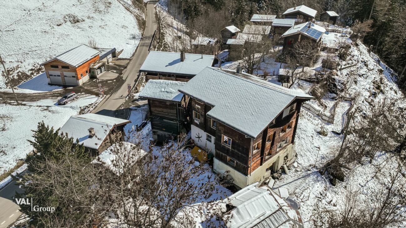 Projet de construction dans un cadre idyllique : Maisons de rêve avec vue sur les montagnes