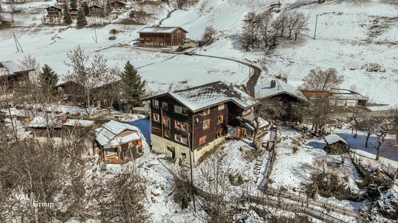 Projet de construction dans un cadre idyllique : Maisons de rêve avec vue sur les montagnes