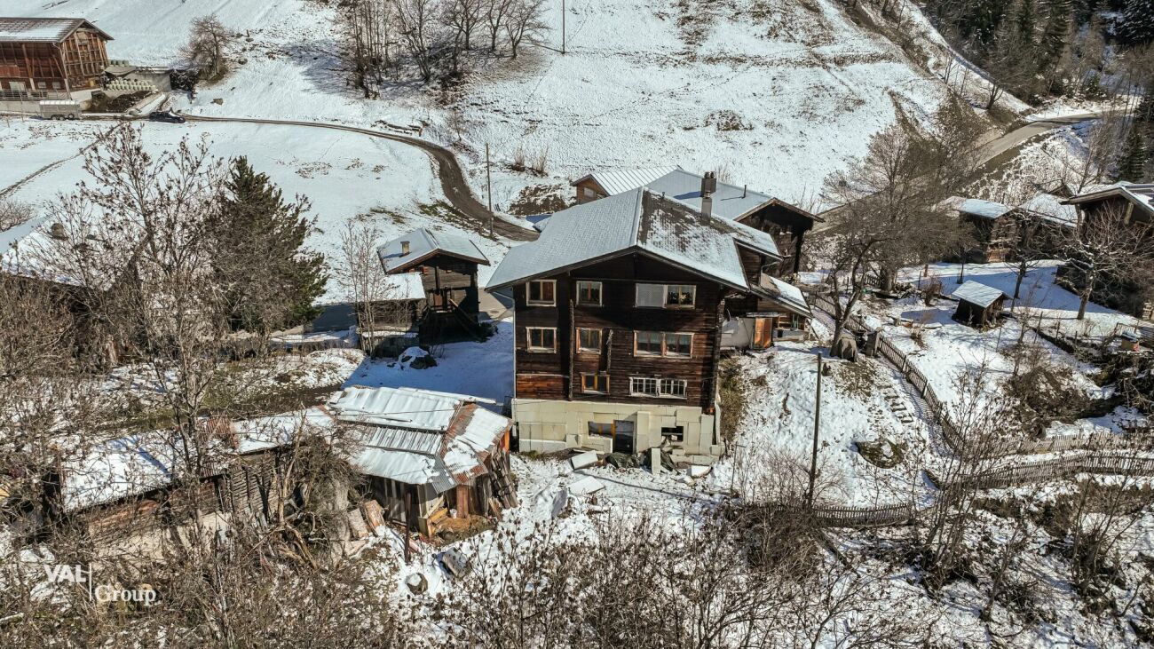 Projet de construction dans un cadre idyllique : Maisons de rêve avec vue sur les montagnes