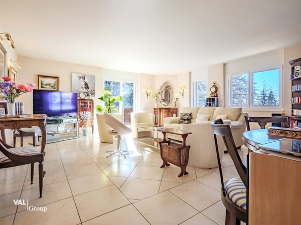 Magnifique résidence comprenant 3 généreux logements 2