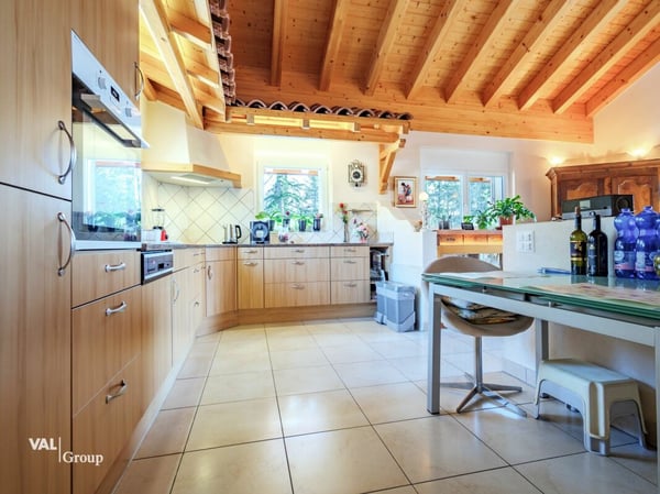 Magnifique résidence comprenant 3 généreux logements 3