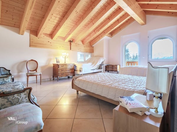 Magnifique résidence comprenant 3 généreux logements 6