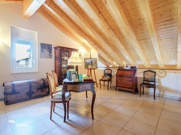 Magnifique résidence comprenant 3 généreux logements 5