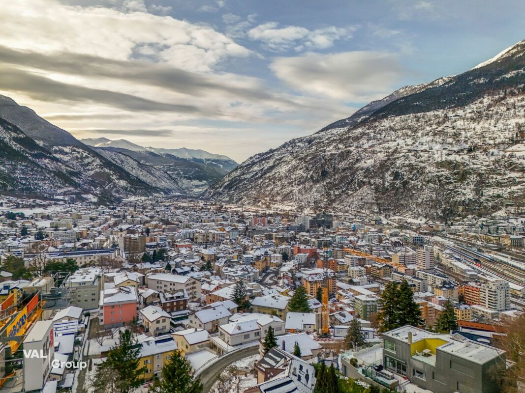 Vivere sopra i tetti di Brig-Glis: Appartamento spazioso di 141 m2 con stile, charme e vista imprenabile