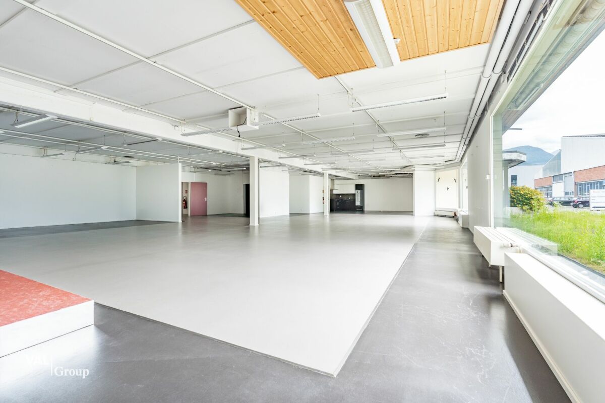 Espace administratif moderne et lumineux