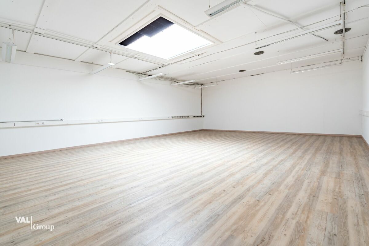 Espace administratif moderne et lumineux
