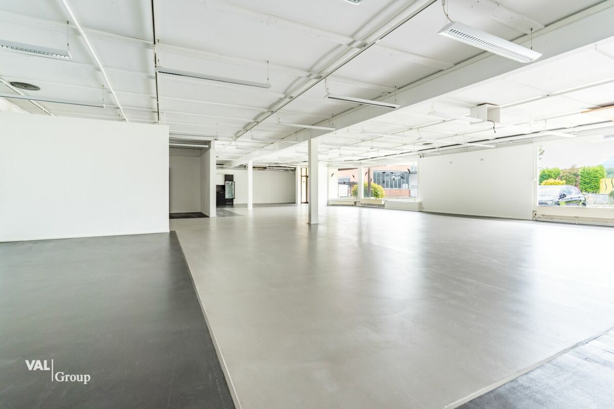 Espace administratif moderne et lumineux