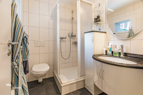 grosszügiges Haus mit zwei Einheiten und Baulandparzelle 21