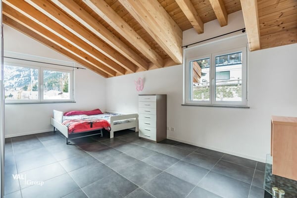 grosszügiges Haus mit zwei Einheiten und Baulandparzelle 13