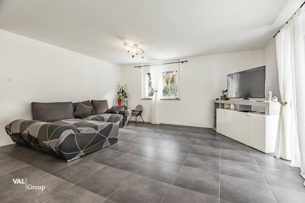 grosszügiges Haus mit zwei Einheiten und Baulandparzelle 2