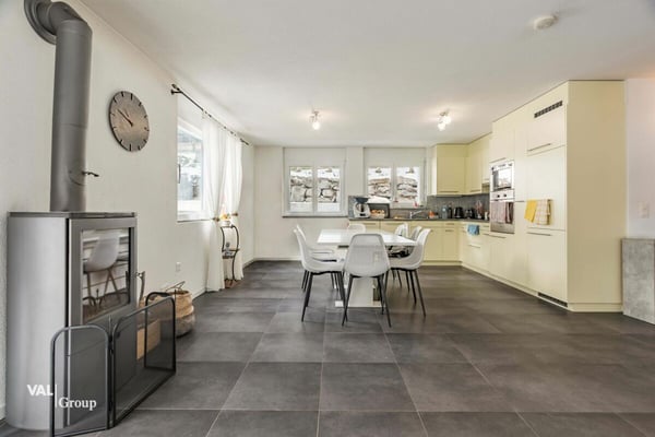 grosszügiges Haus mit zwei Einheiten und Baulandparzelle