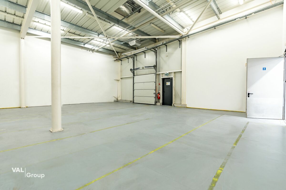 Moderne Gewerbehalle im Fachmarkt «Dreispitz»