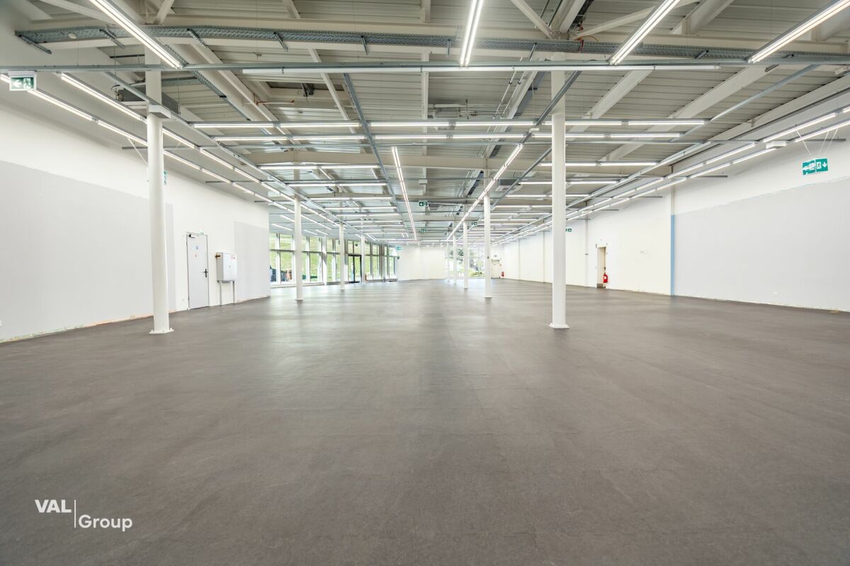 Moderne Gewerbehalle im Fachmarkt «Dreispitz»