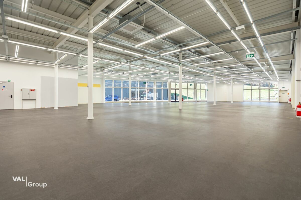 Moderne Gewerbehalle im Fachmarkt «Dreispitz»