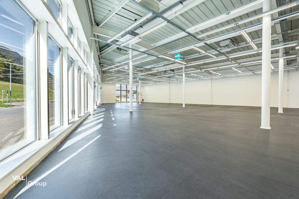 Moderne Gewerbehalle im Fachmarkt «Dreispitz»
