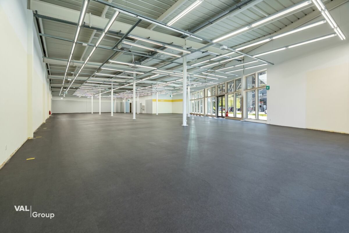 Moderne Gewerbehalle im Fachmarkt «Dreispitz»