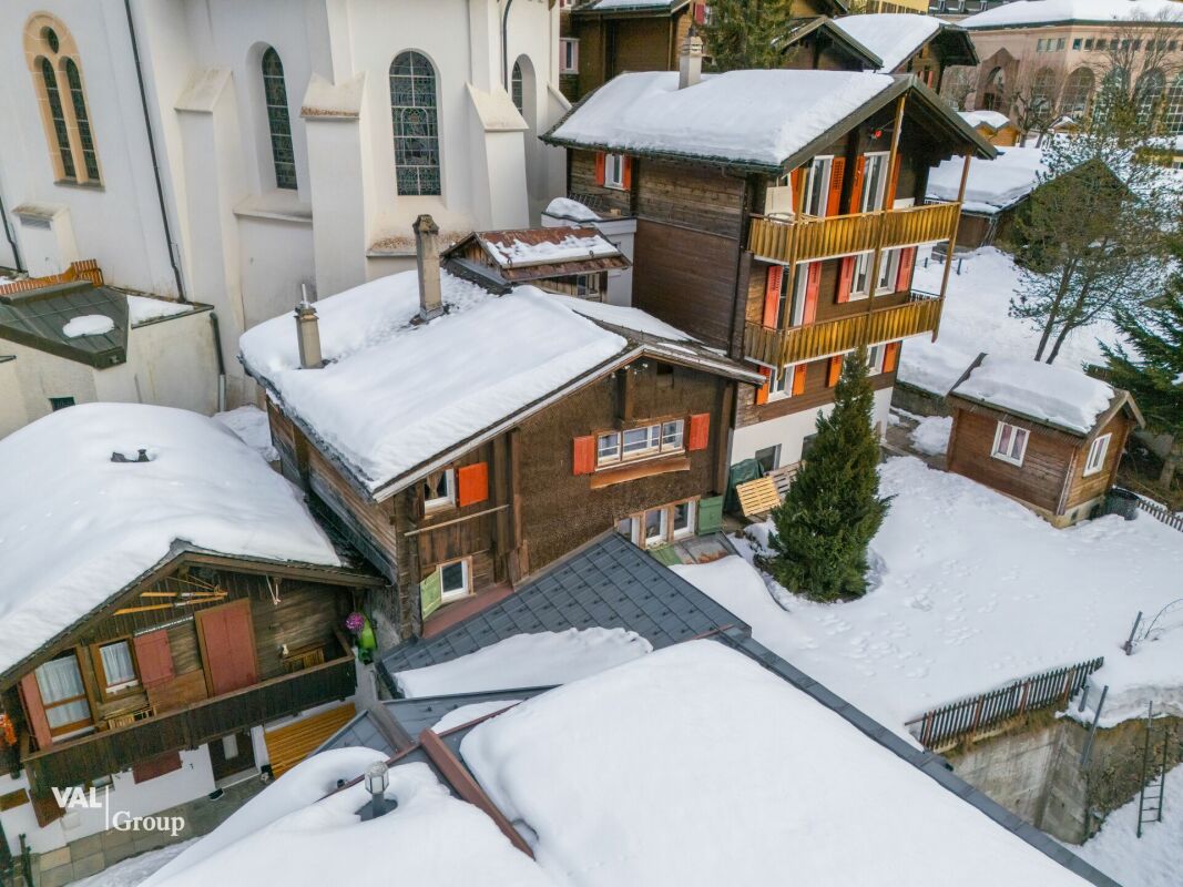 Traditionelles Walliser-Haus im Dorfkern von Leukerbad