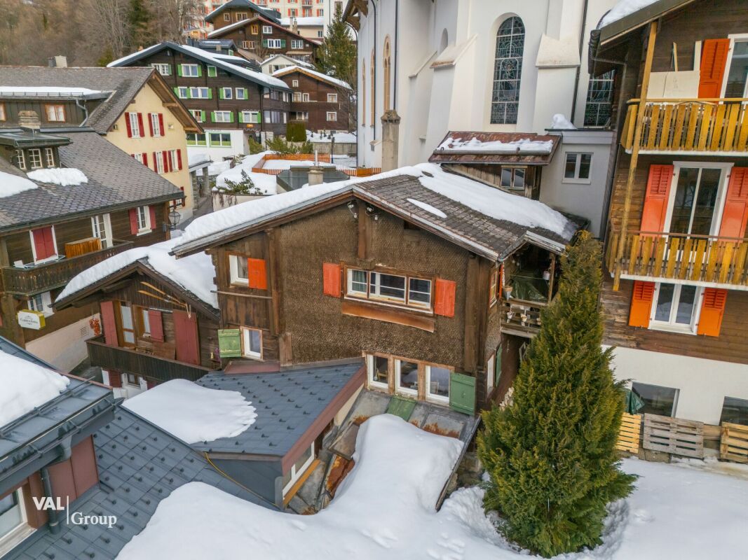 Traditionelles Walliser-Haus im Dorfkern von Leukerbad