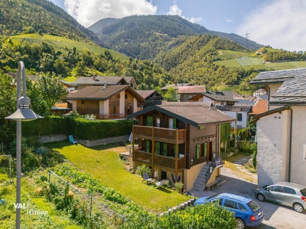 Charmant petit chalet avec spacieux jardin, en plein coeur du village 1