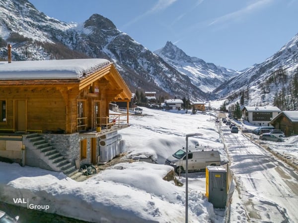 Charmant chalet aux élégances alpines dans un décor à couper le souffle 1