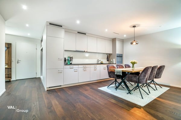 Attraktive 2.5-Zimmer-Wohnung mit grosser Terrasse an zentraler Lage in Bülach 2