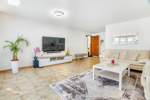 Sonnige 4.5-Zimmer-Wohnung mit zwei Garagen an ruhiger Lage in Steg 1