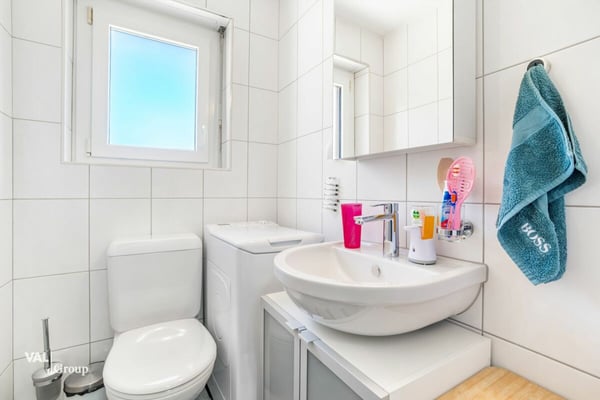Sonnige 4.5-Zimmer-Wohnung mit zwei Garagen an ruhiger Lage in Steg 8