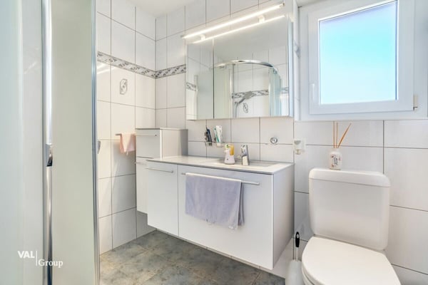 Sonnige 4.5-Zimmer-Wohnung mit zwei Garagen an ruhiger Lage in Steg 7