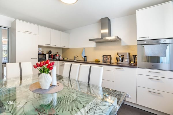 Sonnige 4.5-Zimmer-Wohnung mit zwei Garagen an ruhiger Lage in Steg 4