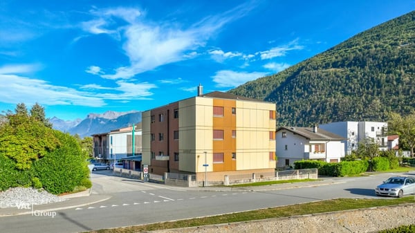 Sonnige 4.5-Zimmer-Wohnung mit zwei Garagen an ruhiger Lage in Steg 12