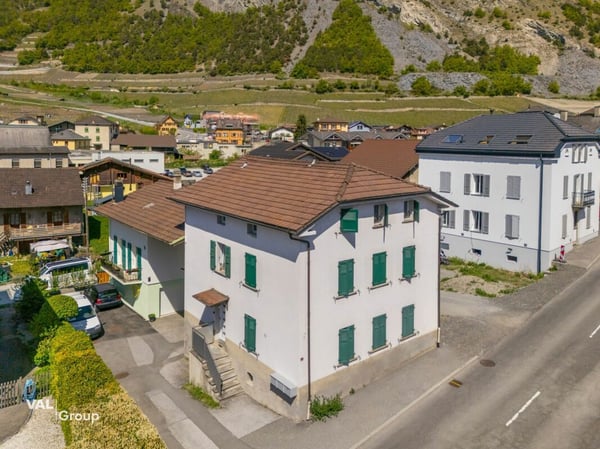 Petit immeuble de 3 lots 2.5 pièces au coeur du villlage, avec rendement brut à 4.5% 2