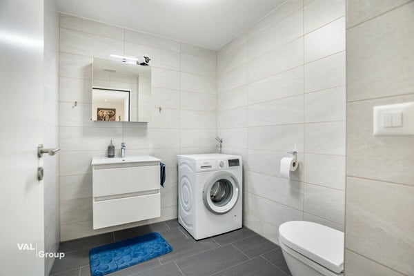 Neuwertige, helle Wohnung mit grosszügiger privater Grünfläche 9
