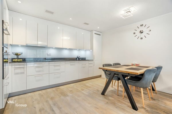 Neuwertige, helle Wohnung mit grosszügiger privater Grünfläche 2