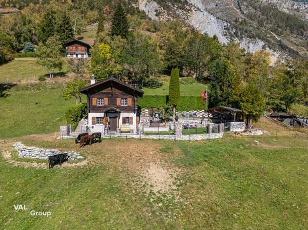 Seltenes Bijou über dem Rhonetal: Off-Grid-Chalet mit Traumaussicht